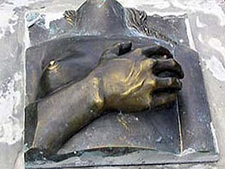 памятник женской груди Батайск